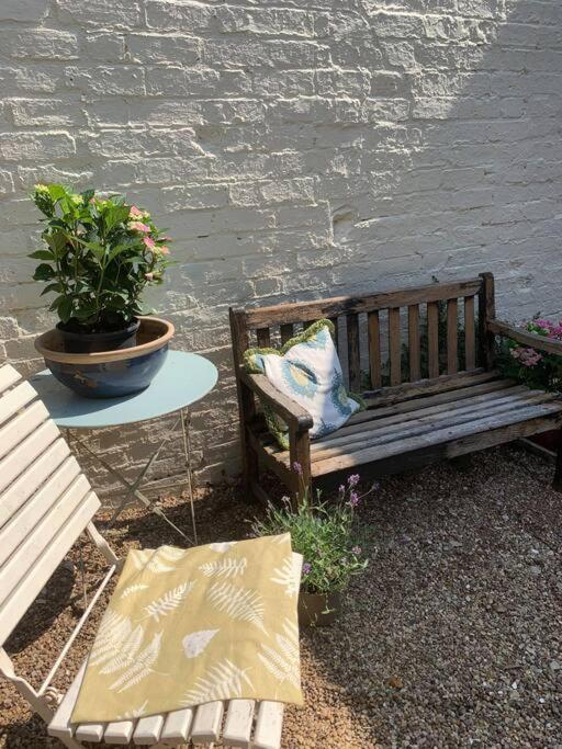 Beautiful Georgian Cottage Within A Private Walled Garden โอ๊กคัม ภายนอก รูปภาพ