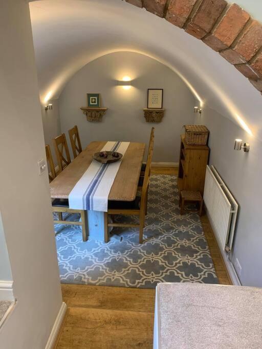 Beautiful Georgian Cottage Within A Private Walled Garden โอ๊กคัม ภายนอก รูปภาพ